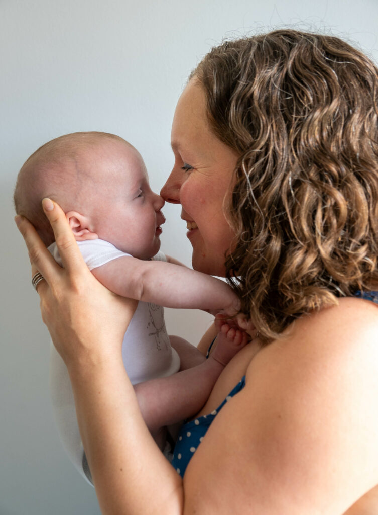 Photo de naissance capturant les premiers instants d’un bébé, réalisée par Claire Stroh.