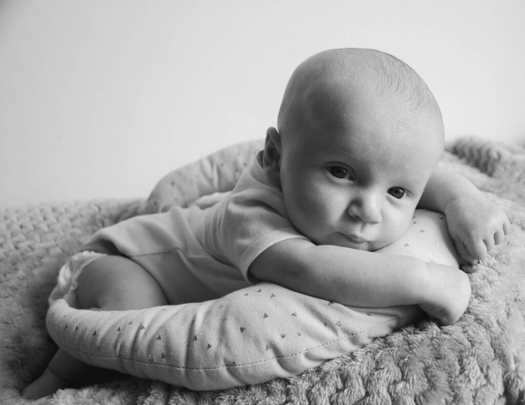 Photo de naissance capturant les premiers instants d’un bébé, réalisée par Claire Stroh.
