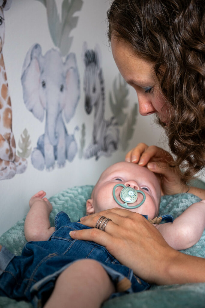 Photo de naissance capturant les premiers instants d’un bébé, réalisée par Claire Stroh.