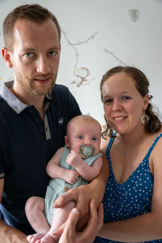 Photo de naissance capturant les premiers instants d’un bébé, réalisée par Claire Stroh.