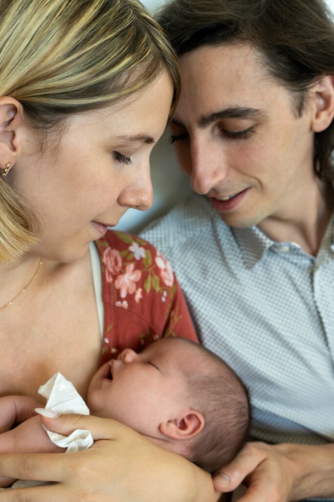Photo de naissance capturant les premiers instants d’un bébé, réalisée par Claire Stroh Photographe à Souffelweyersheim.