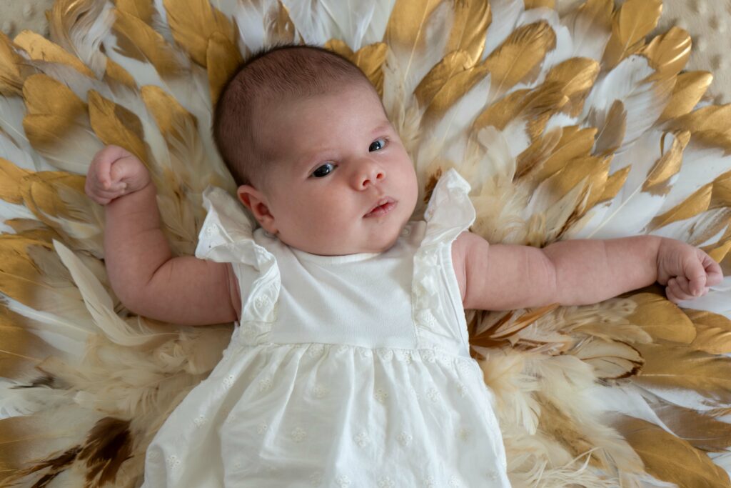 Photo de naissance capturant les premiers instants d’un bébé, réalisée par Claire Stroh Photographe à Souffelweyersheim.
