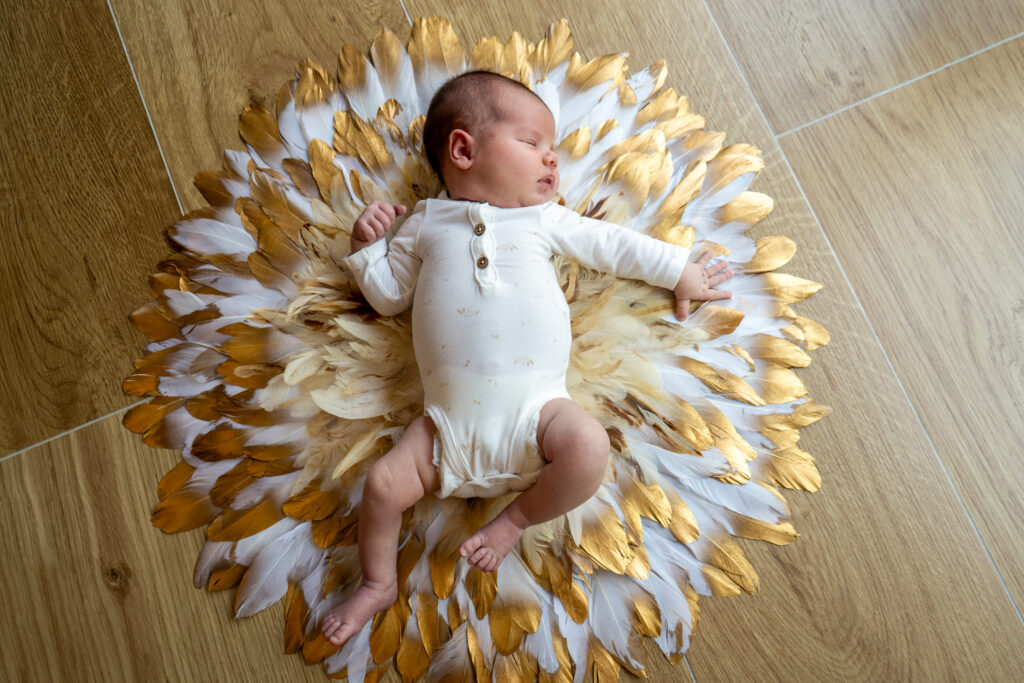 Photo de naissance capturant les premiers instants d’un bébé, réalisée par Claire Stroh Photographe à Souffelweyersheim.