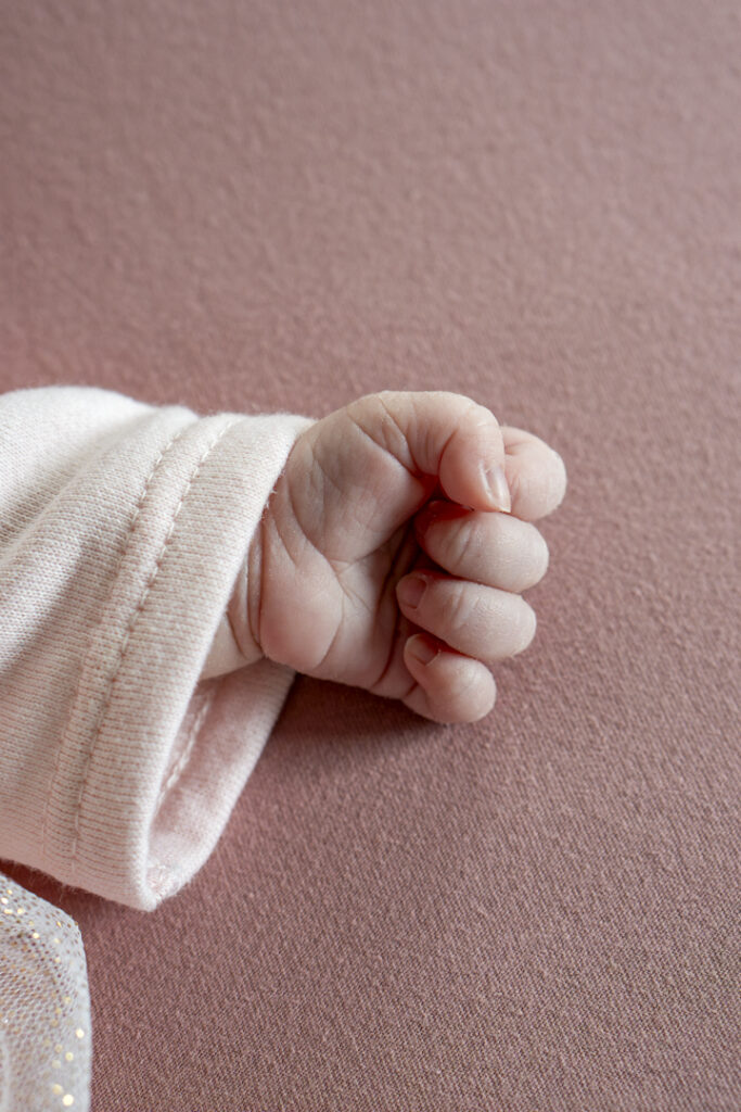 Photo de naissance capturant les premiers instants d’un bébé, réalisée par Claire Stroh Photographe à Souffelweyersheim.