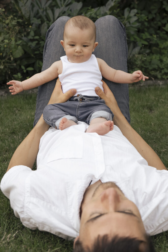 Portrait tendre d’un bébé souriant, réalisé par Claire Stroh, photographe spécialisée en enfance à Souffelweyersheim