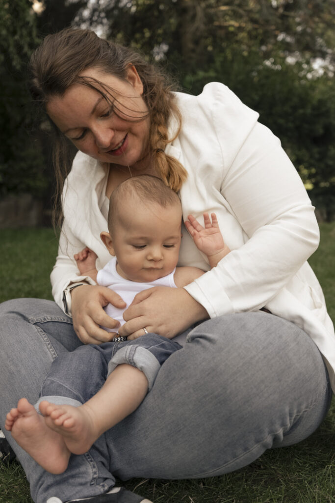 Portrait naturel d’une famille complice en extérieur, capturé par Claire Stroh, photographe professionnelle.