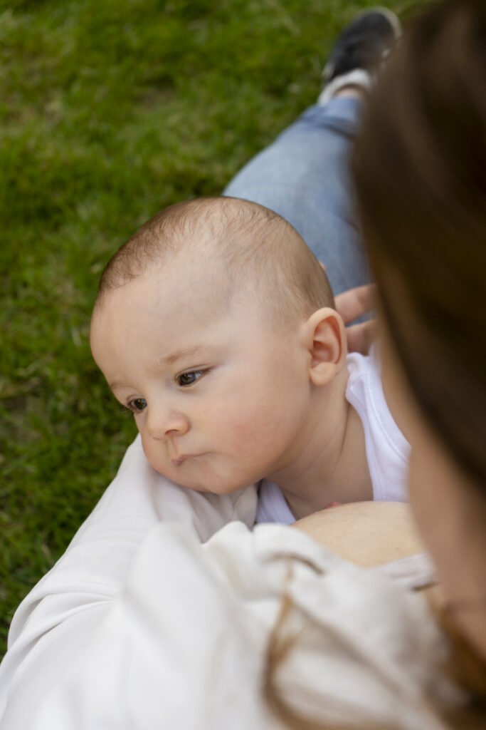 Portrait tendre d’un bébé souriant, réalisé par Claire Stroh, photographe spécialisée en enfance à Souffelweyersheim