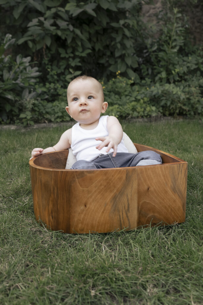 Portrait tendre d’un bébé souriant, réalisé par Claire Stroh, photographe spécialisée en enfance à Souffelweyersheim