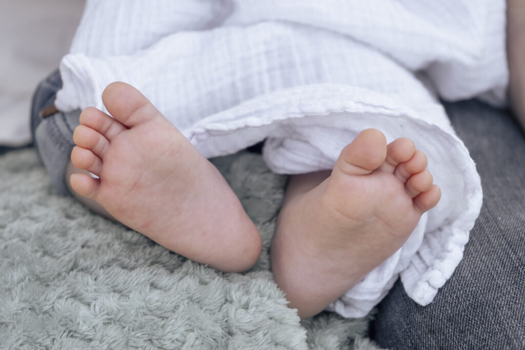 Photo de naissance capturant les premiers instants d’un bébé, réalisée par Claire Stroh Photographe à Souffelweyersheim.