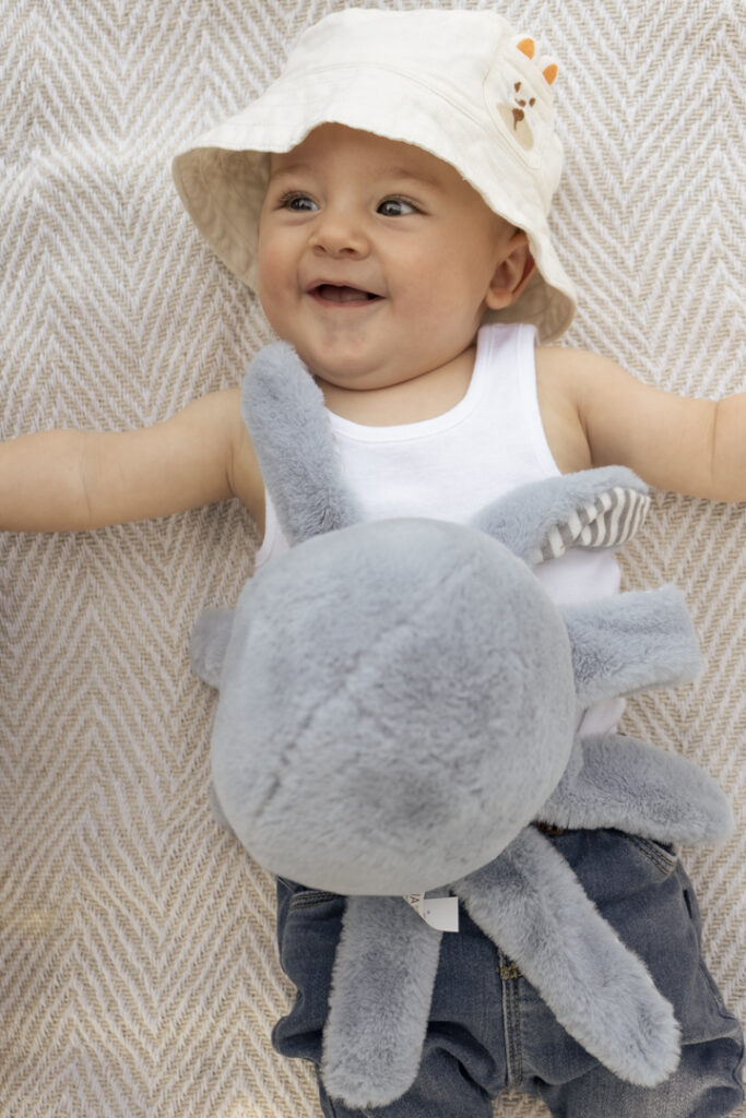 Portrait tendre d’un bébé souriant, réalisé par Claire Stroh, photographe spécialisée en enfance à Souffelweyersheim