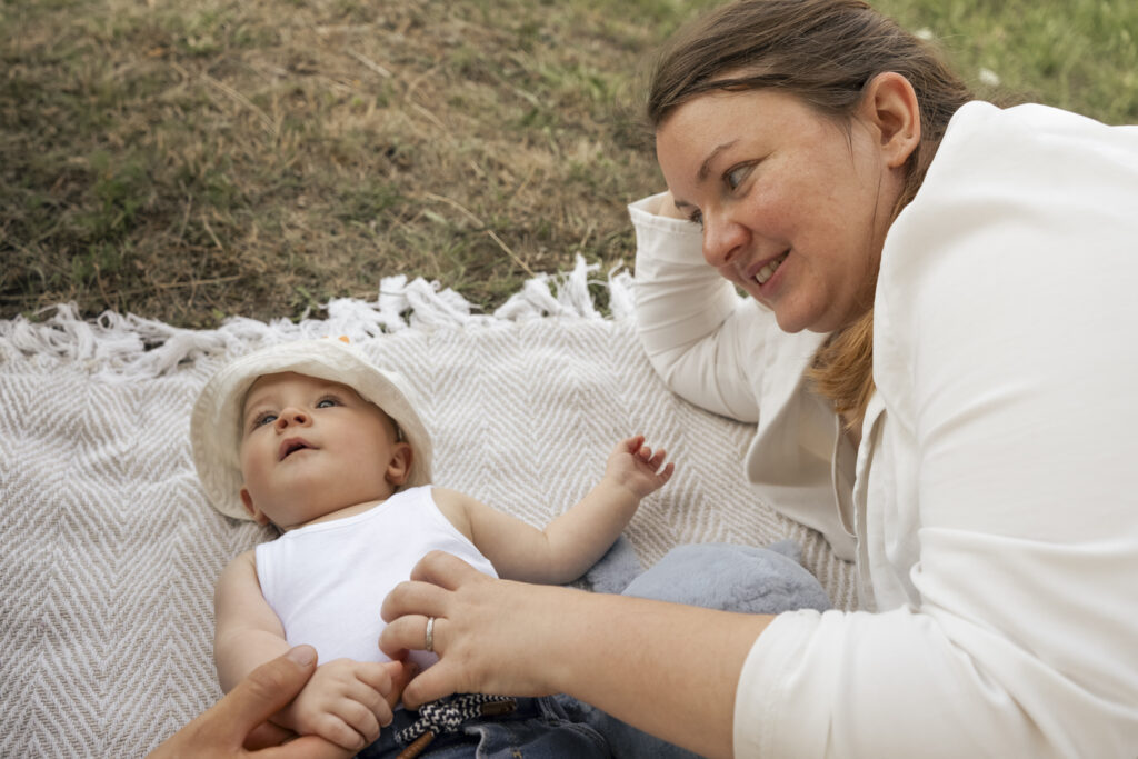 Portrait tendre d’un bébé souriant avec sa maman, réalisé par Claire Stroh, photographe spécialisée en enfance à Souffelweyersheim
