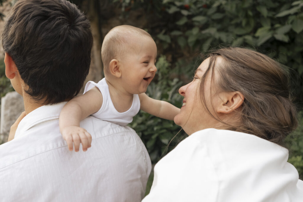 Portrait naturel d’une famille complice en extérieur, capturé par Claire Stroh, photographe professionnelle.