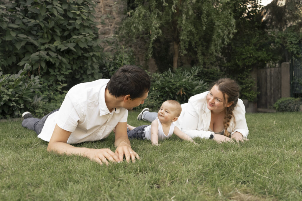 Portrait naturel d’une famille complice en extérieur, capturé par Claire Stroh, photographe professionnelle.